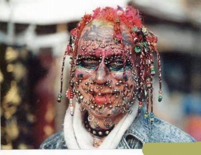 الإمارات توضح أسباب منع زعيم جماعة عبدة الشيطان من الدخول