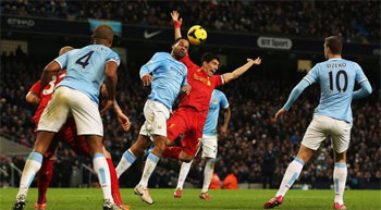 ليفربول يتخطى سيتي بصعوبة ويقترب من اللقب