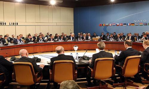 "الناتو" يعلق كافة أشكال التعاون مع روسيا وموسكو تحذر كييف