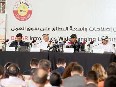 قطر تلغي نظام الكفيل وتستبدله بعقود عمل