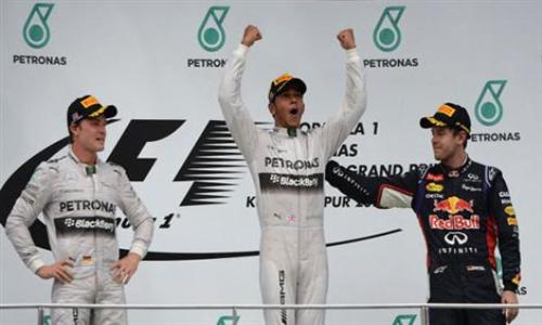  البريطاني هاميلتون سائق مرسيدس يتوج بسباق ماليزيا للسيارات