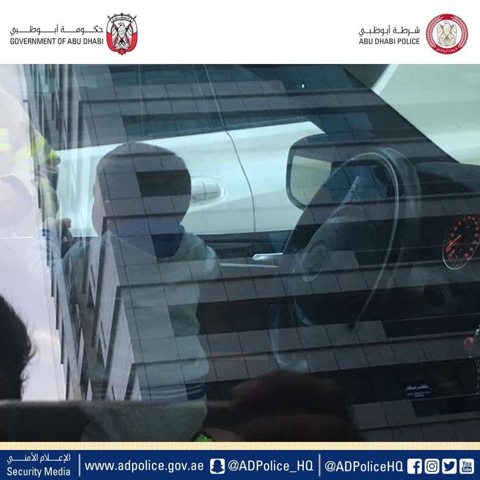 أبوظبي.. الشرطة تنقذ طفلاً ترك بمفرده داخل مركبة بالبطين