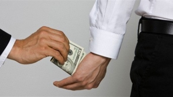 استئناف دبي تقضي ببراءة 3 متهمين من إلغاء غرامات إقامة بالرشوة