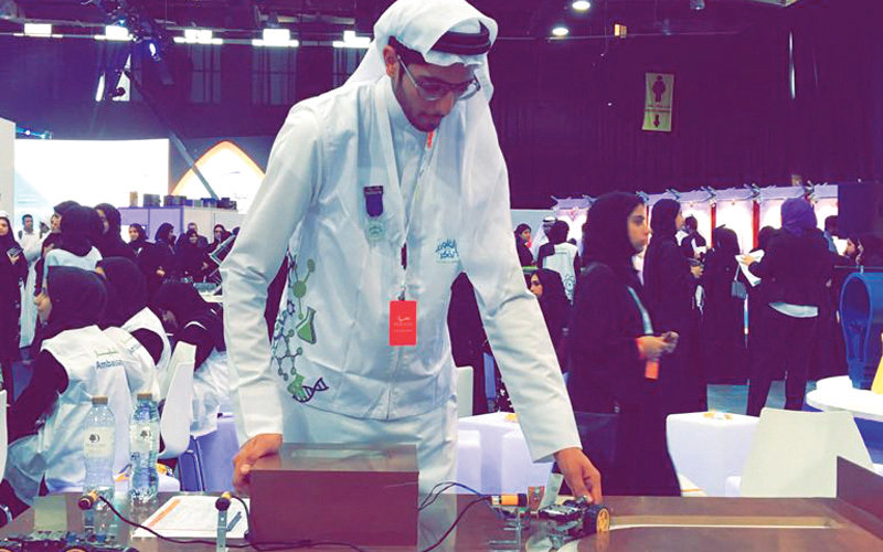 طالب من جامعة الشارقة يبتكر جهازاً لمنع الحوادث أثناء الضباب والأمطار