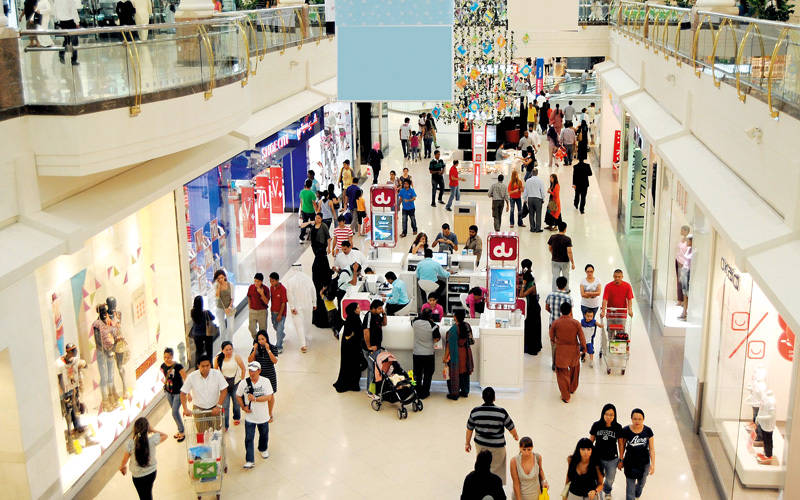 مستهلكون: تراجع منافذ بيع عن تحمّل الضريبة «تضليل» بهدف التسويق